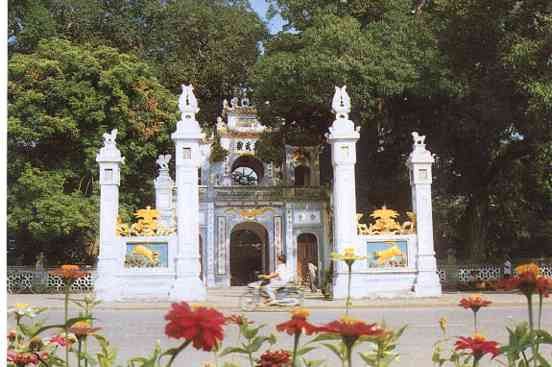 Eet af de utallige templer i Hanoi